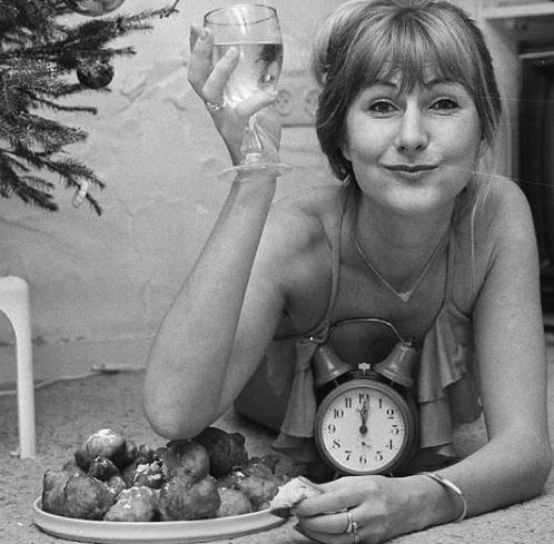 Vrouw met een klok tijdens oud & nieuw met Oliebollen